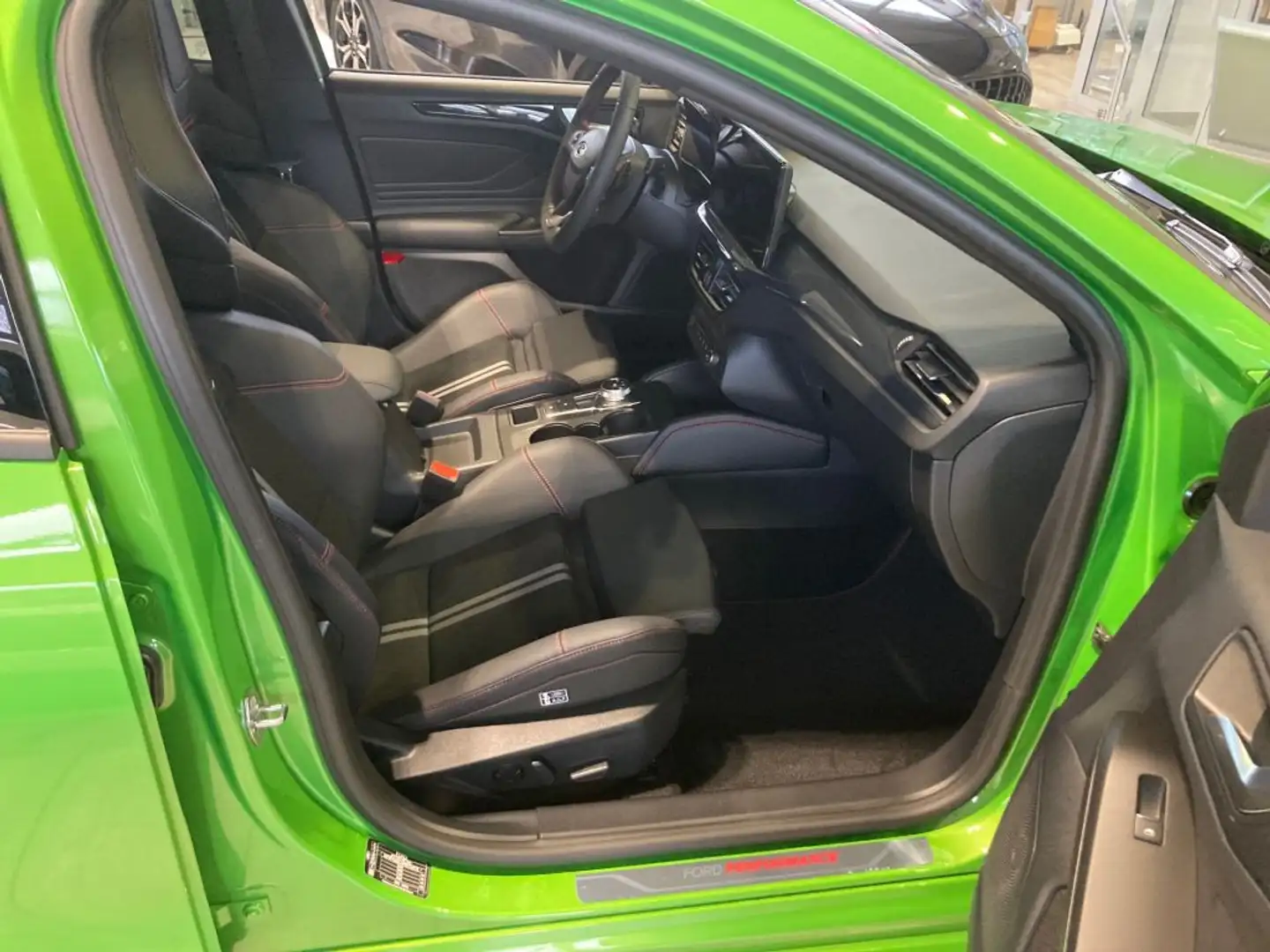 Ford Focus Turnier 2.3 EcoBoost S&S Aut. ST X (DEH) Grün - 2