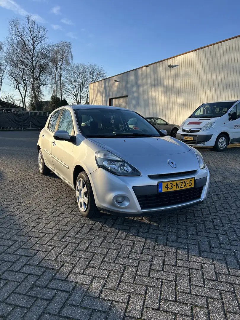 Renault Clio 1.2 Authentique Grijs - 1