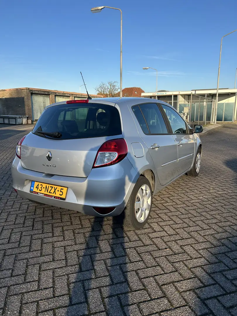 Renault Clio 1.2 Authentique Grijs - 2