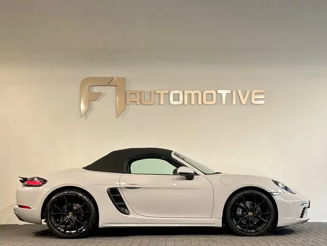 Porsche 718 view 9