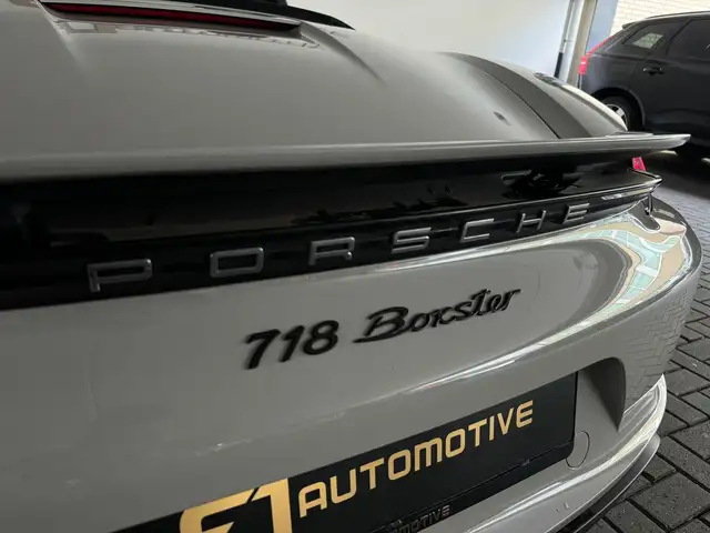 Porsche 718 view 12