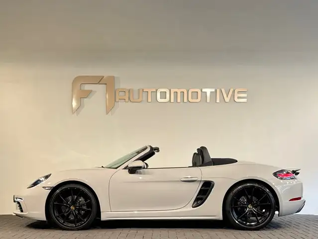 Porsche 718 view 11