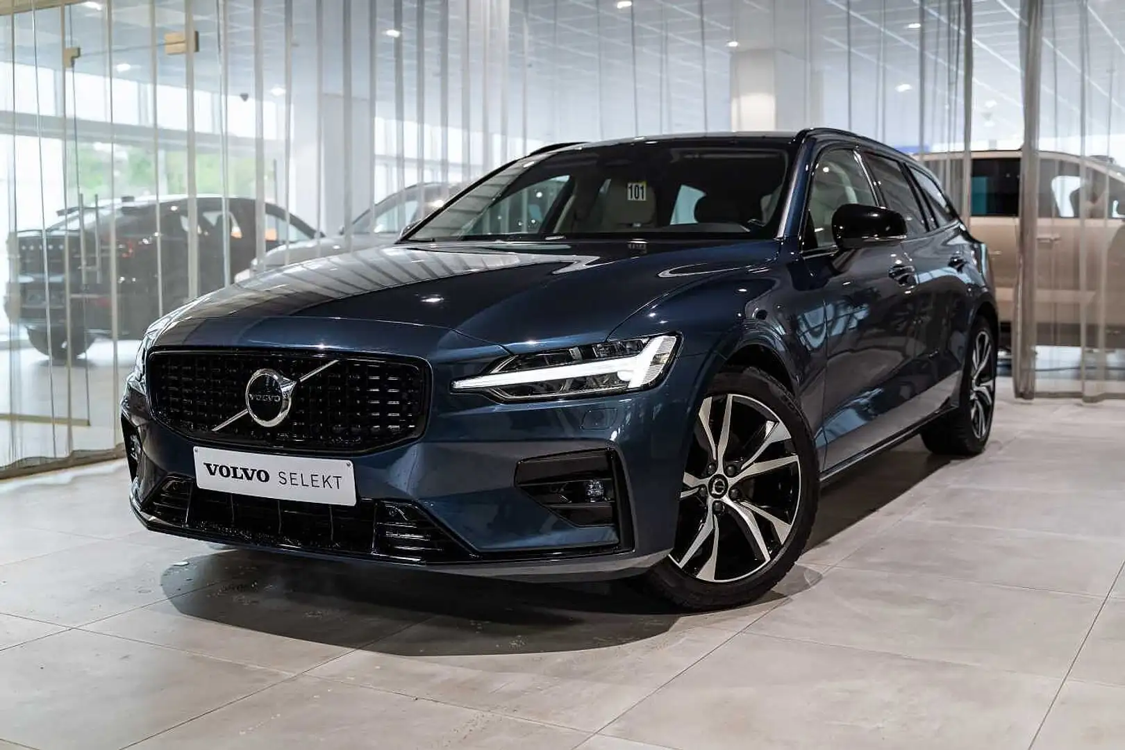 Volvo V60 Plus, B4 Mild Hybrid, Diesel, Dark Blauw - 1