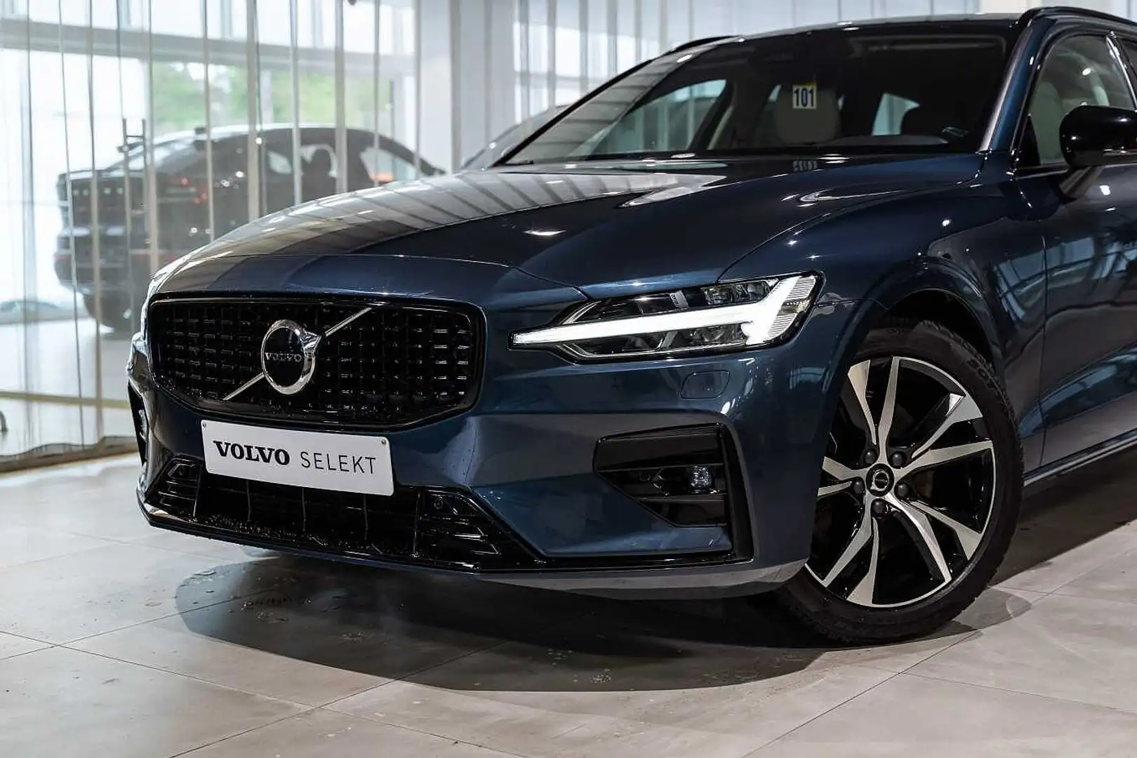 Volvo V60 Plus, B4 Mild Hybrid, Diesel, Dark Bleu - 2