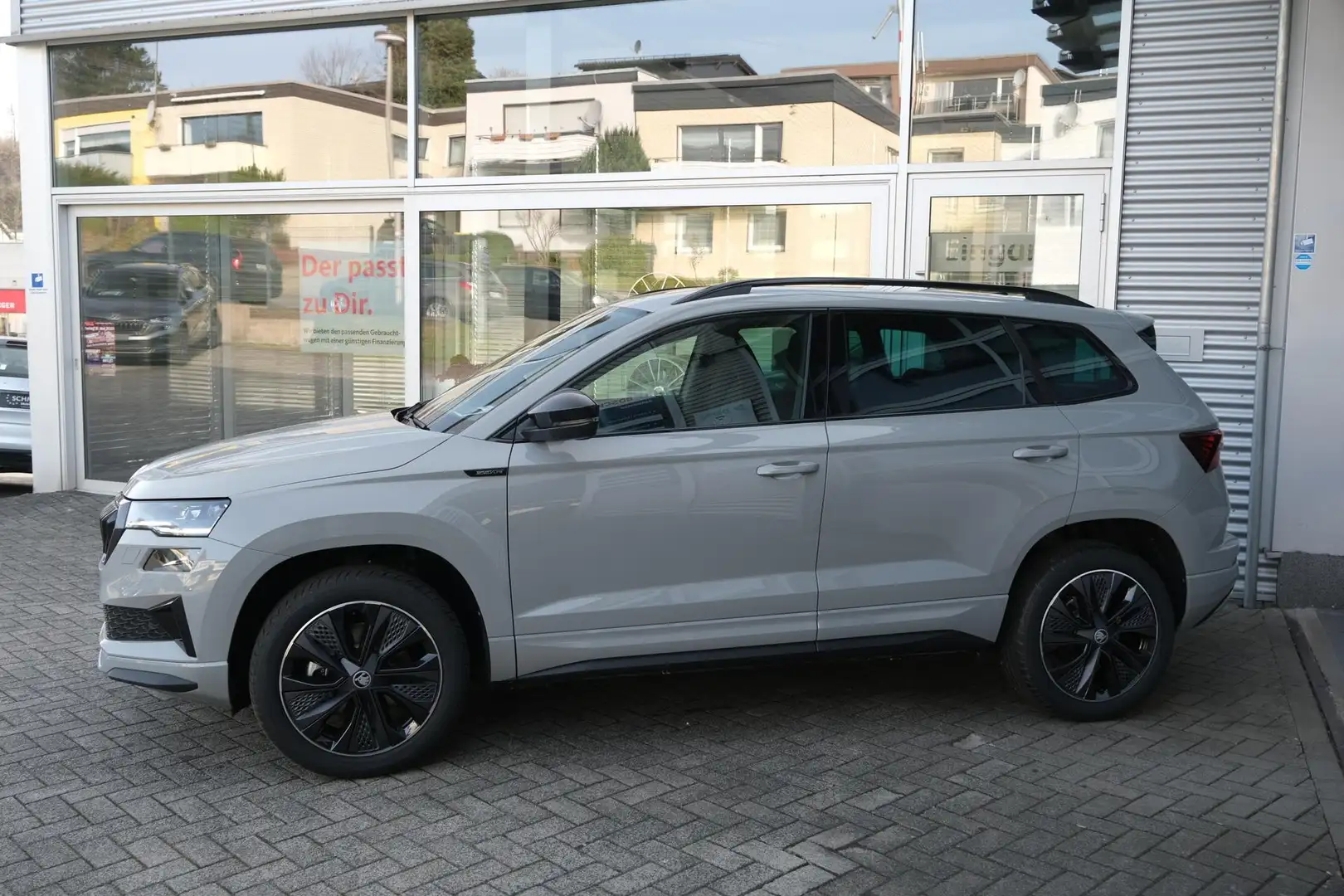 Skoda Karoq 1.5 TSI DSG Sportline AHK Matrix Assistenzpaket... Grau - 2