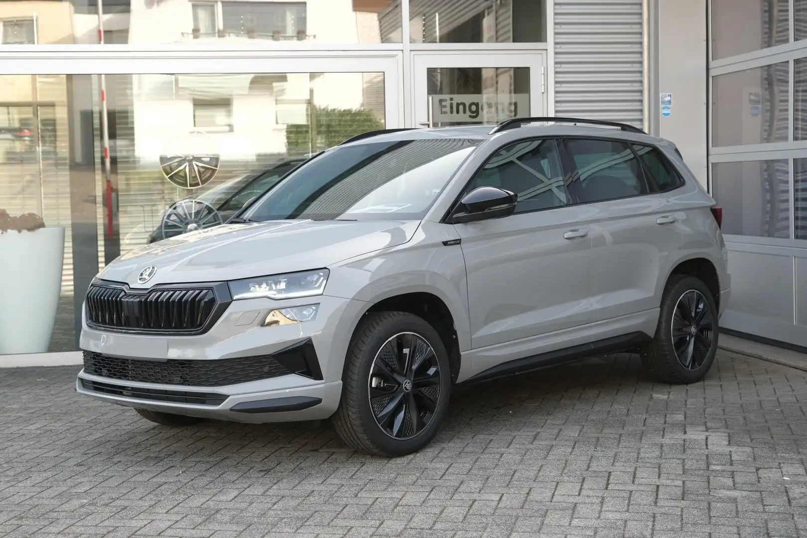 Skoda Karoq 1.5 TSI DSG Sportline AHK Matrix Assistenzpaket... Grau - 1