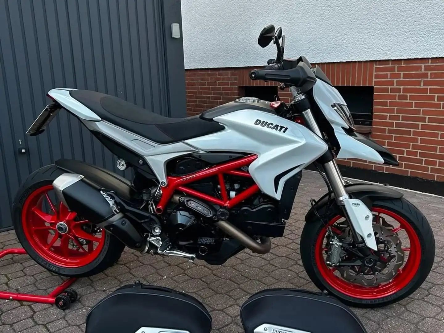 Ducati Hypermotard 821 Hyperstrada Bianco - 1