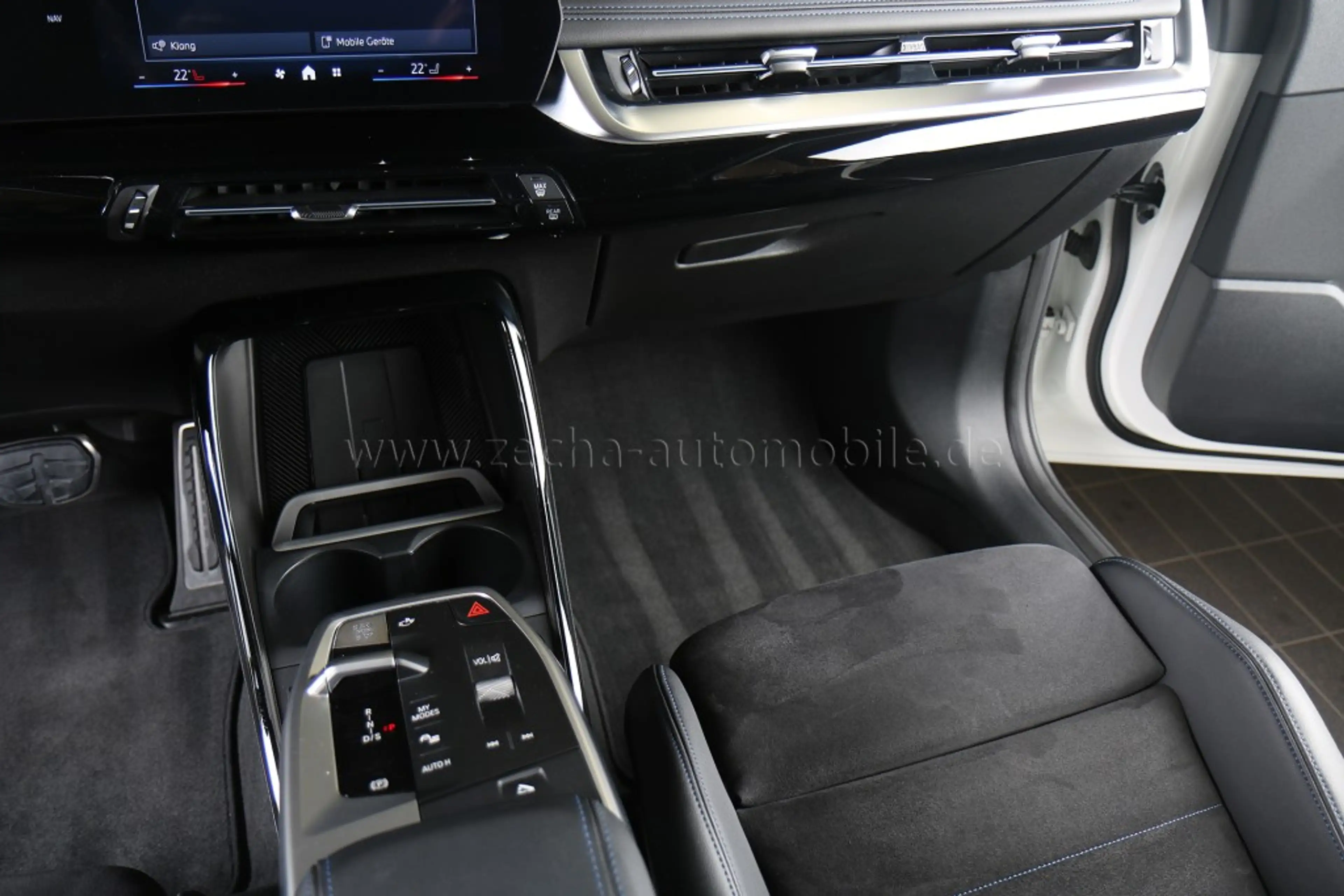 BMW 223 i xDr. M-Sportp.AHK.Park+Panod. — photo 8