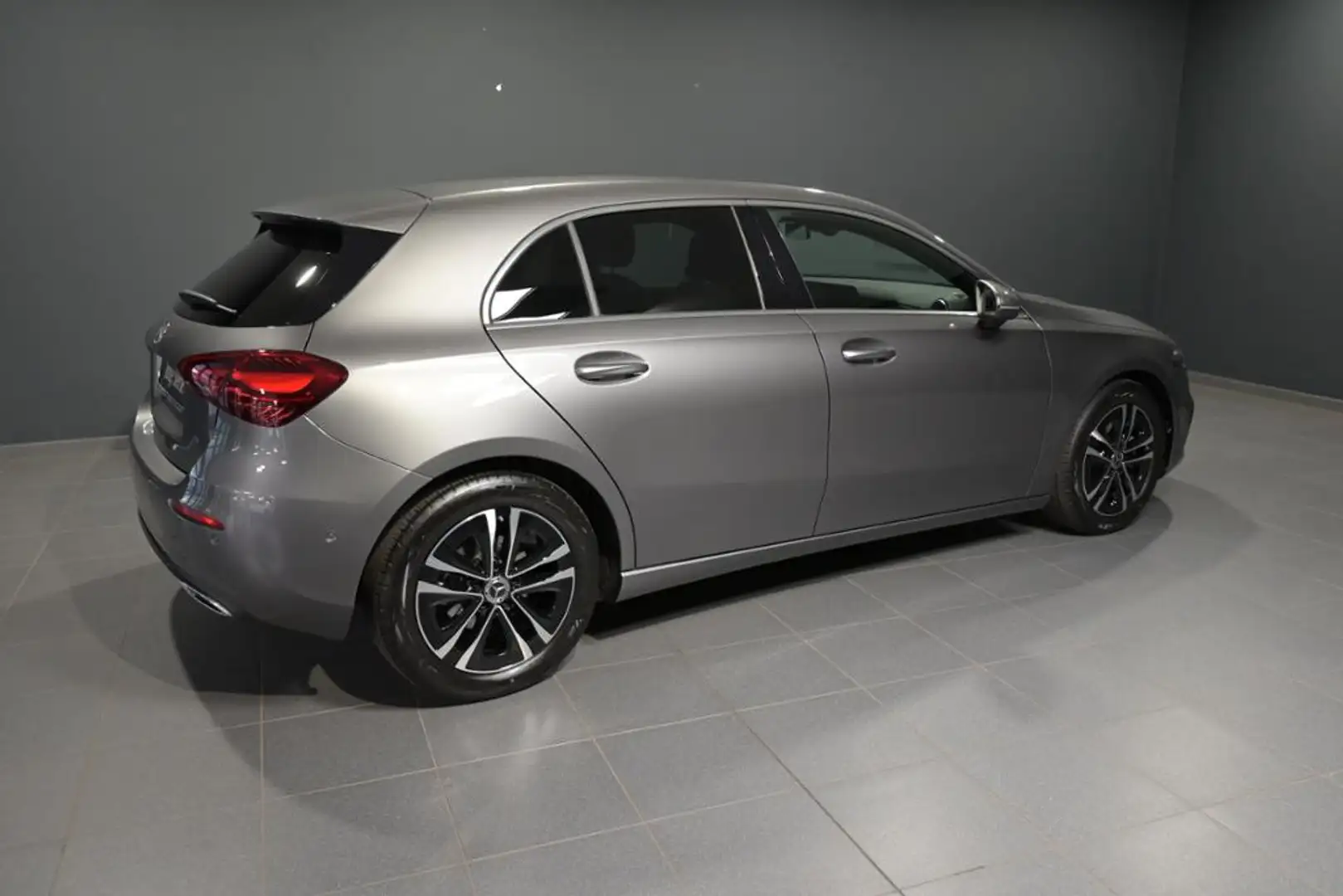 Mercedes-Benz A 200 d PROGRESSIVE/LED/KAMERA/AHK/MBUX/SHZ Grau - 2