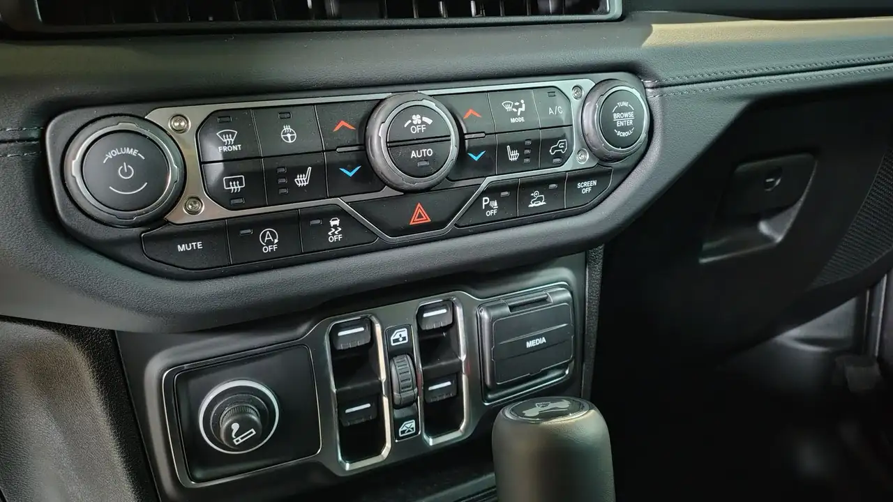 Jeep Wrangler 2.0T Unlimited Sahara Auto 4WD 12