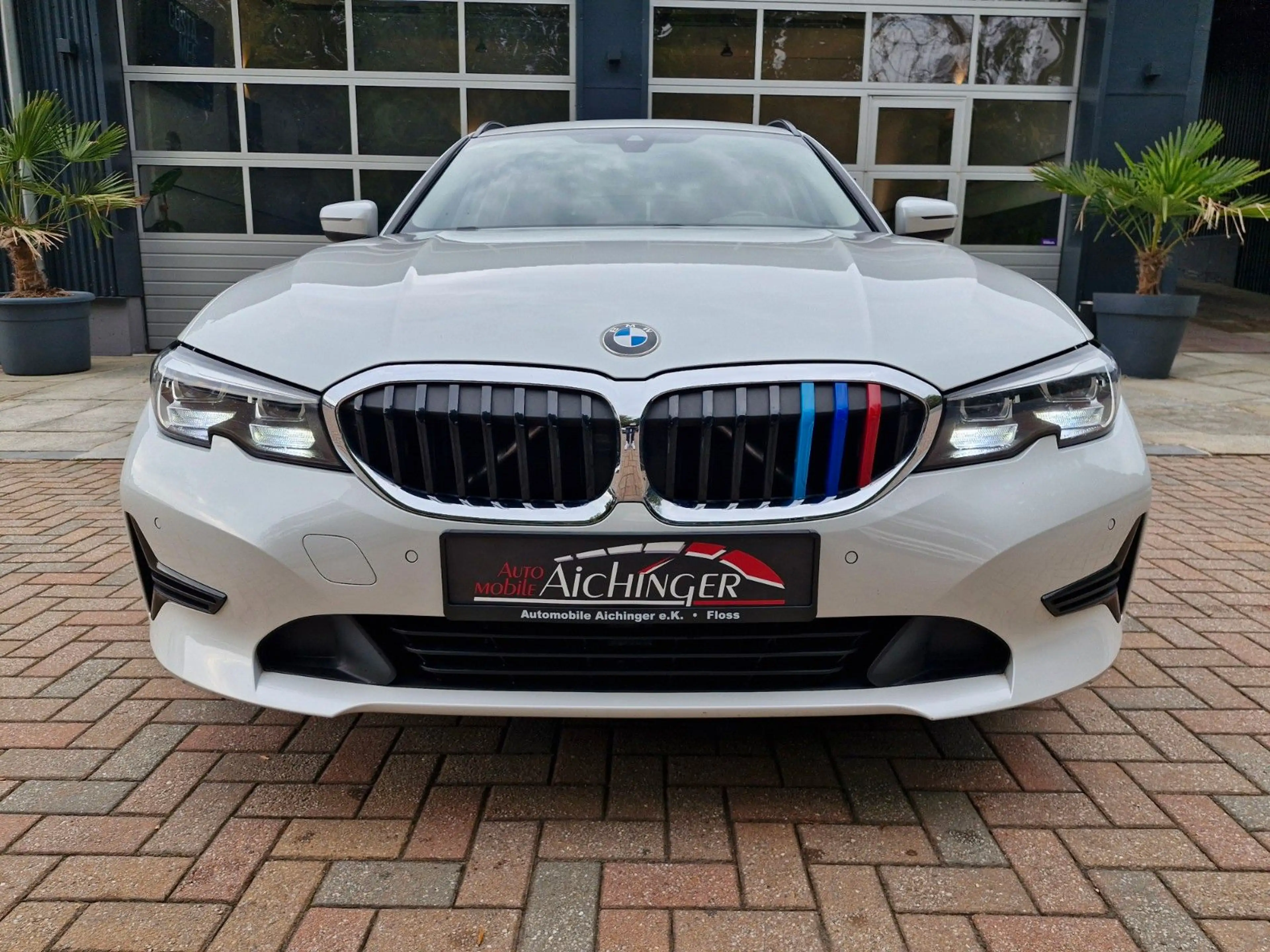 BMW 318 i Advantage 2.Hand Automatik LED Ahk Pano — photo 2