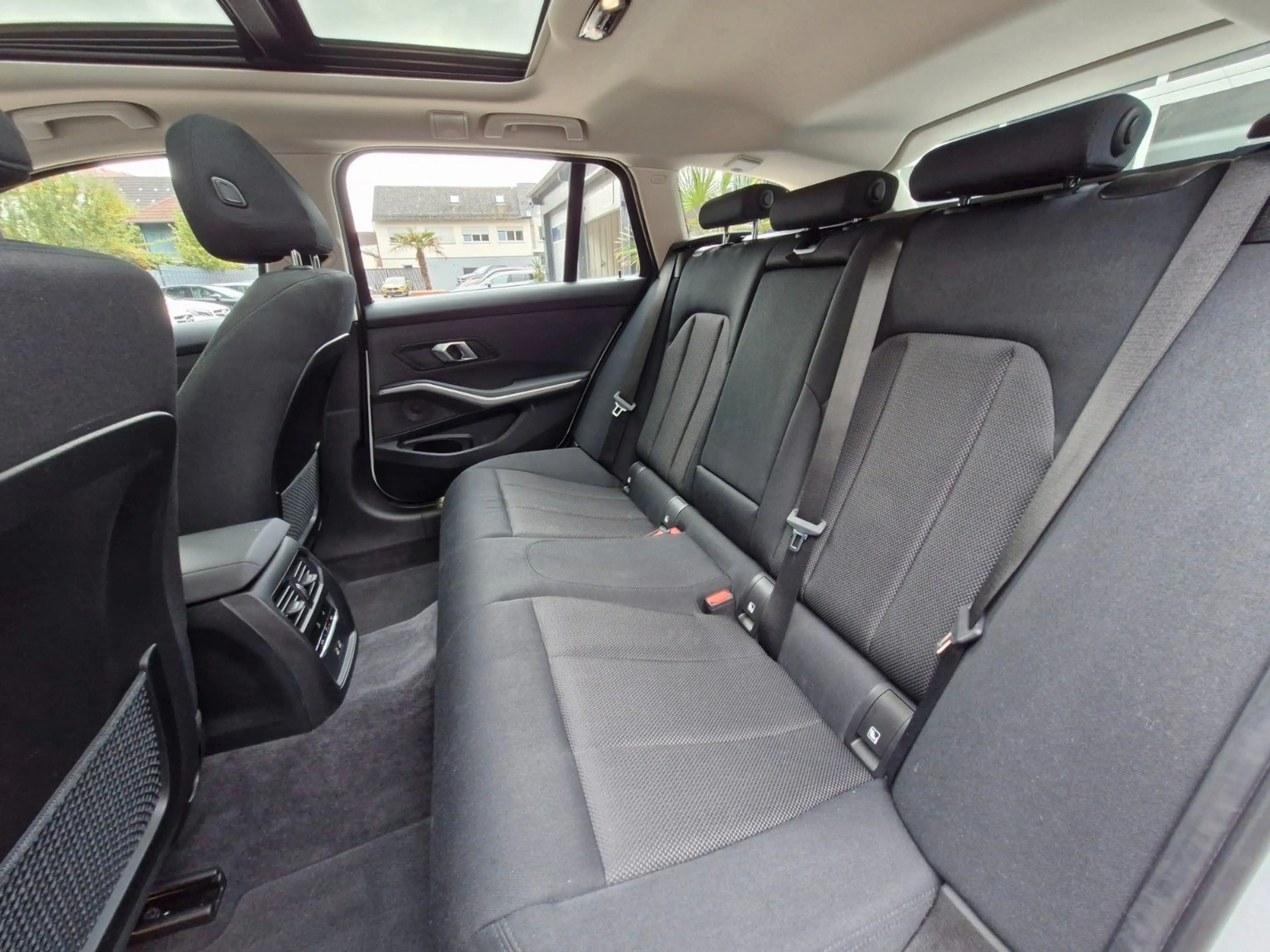 BMW 318 i Advantage 2.Hand Automatik LED Ahk Pano — photo 15
