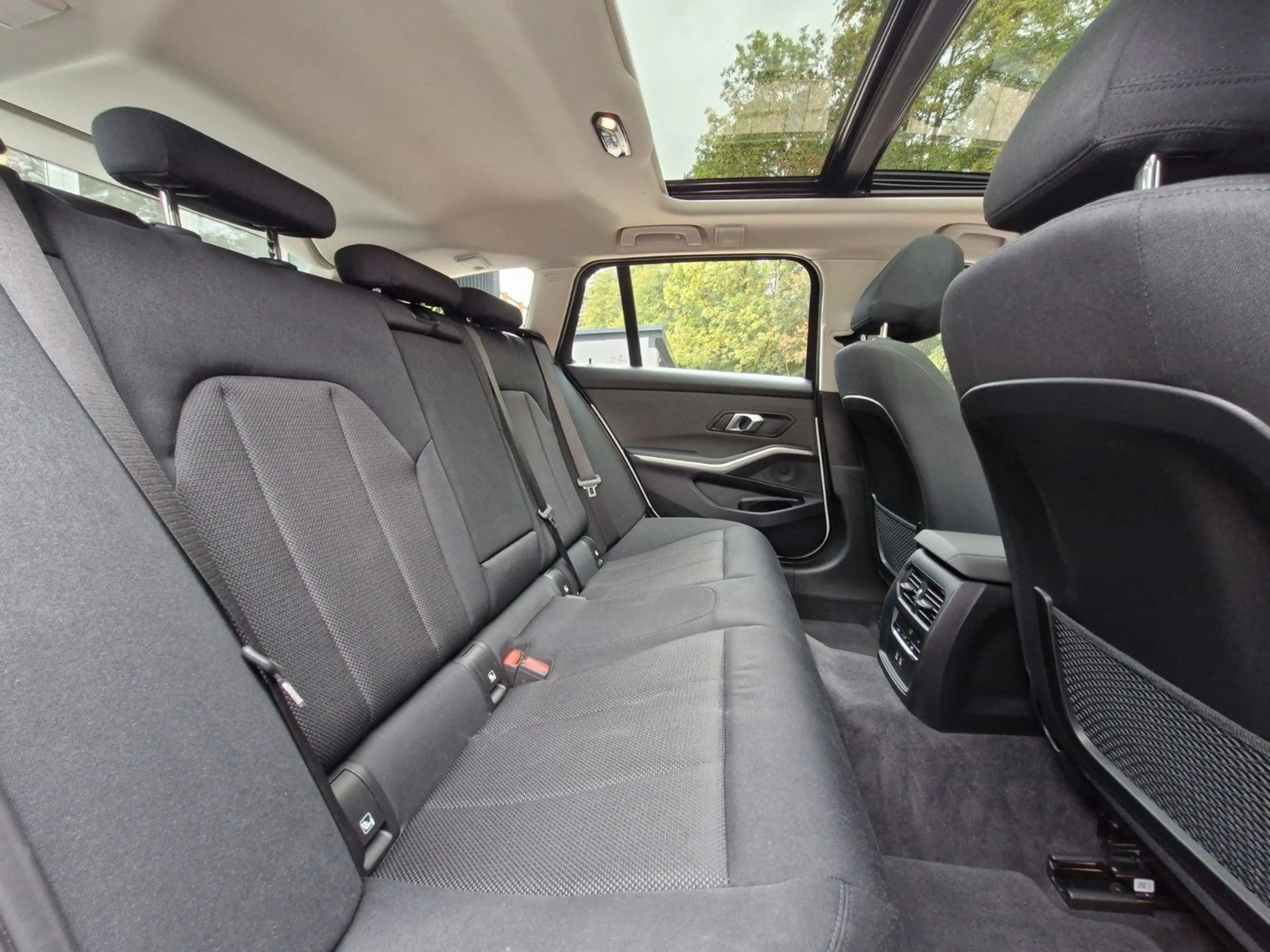 BMW 318 i Advantage 2.Hand Automatik LED Ahk Pano — photo 13