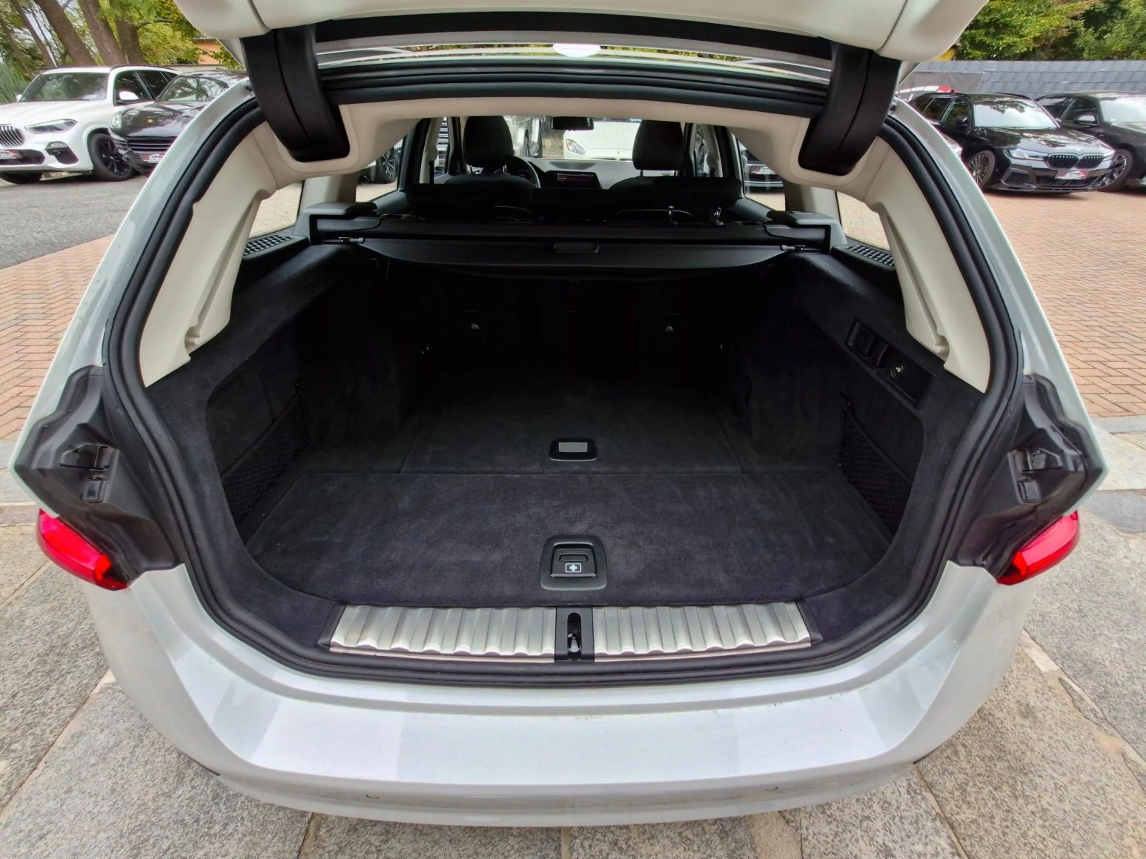 BMW 318 i Advantage 2.Hand Automatik LED Ahk Pano — photo 14