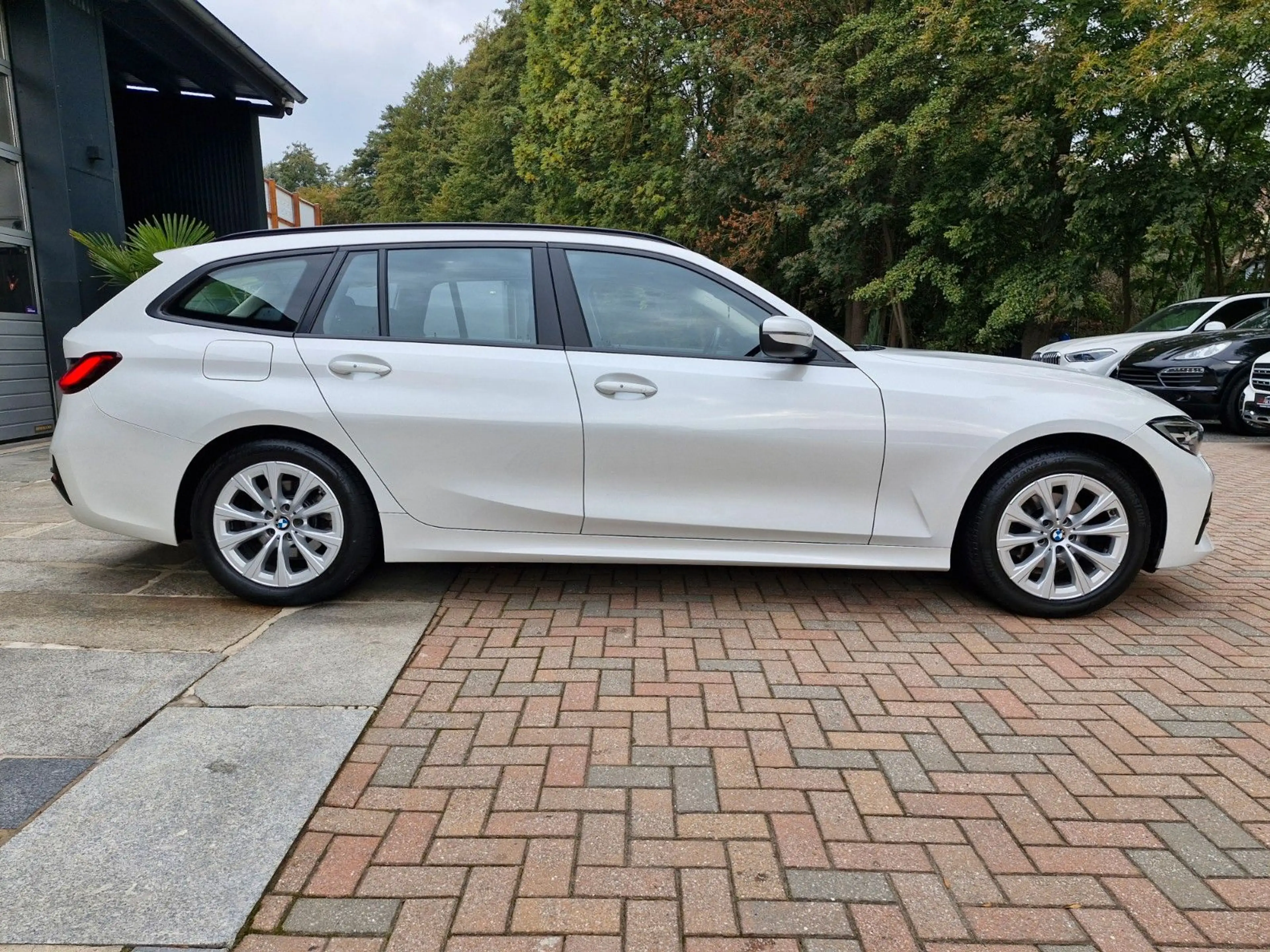 BMW 318 i Advantage 2.Hand Automatik LED Ahk Pano — photo 4