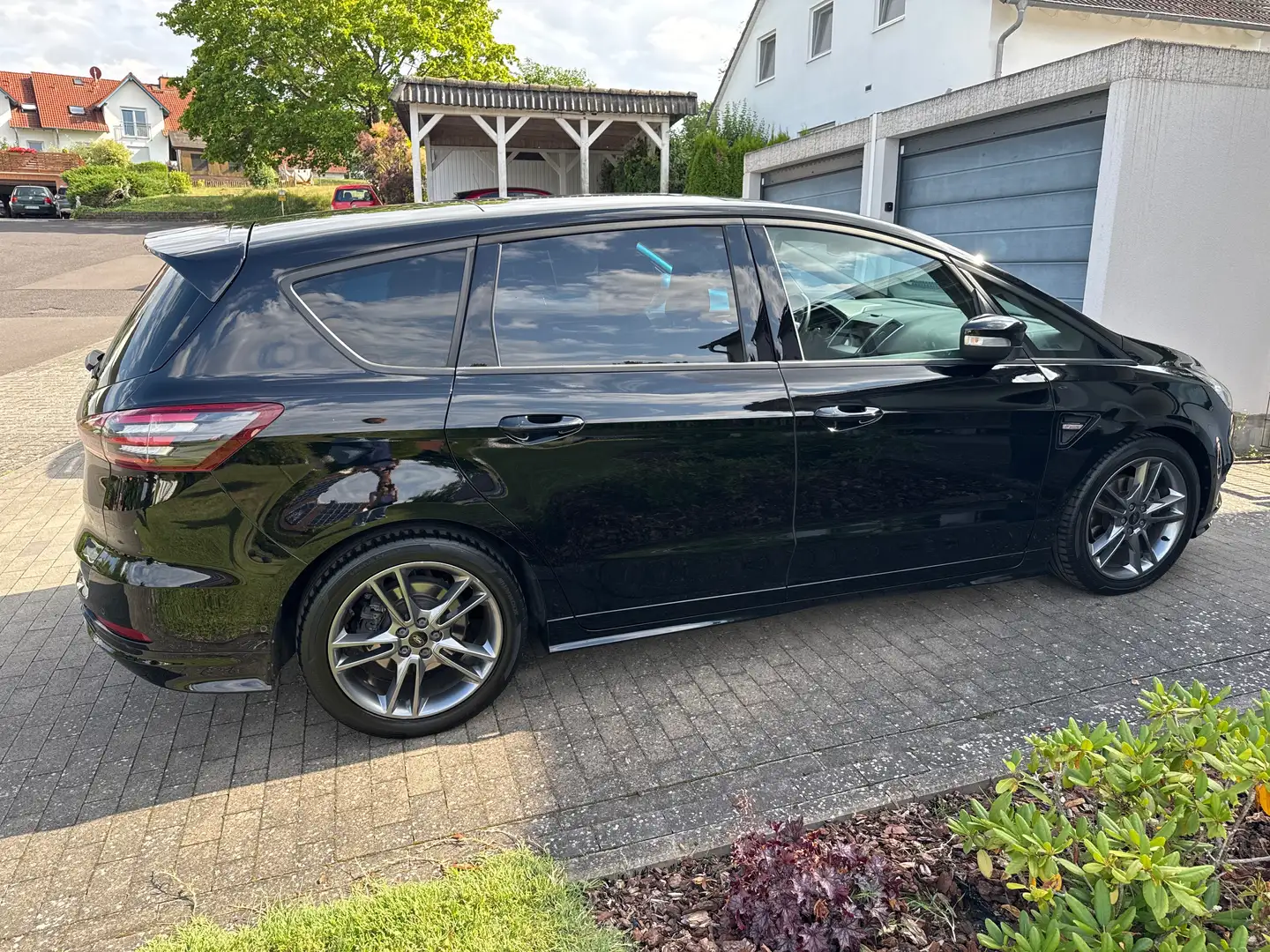 Ford S-Max S-Max 2.0 Eco Boost Aut. Start-StoppST-Line Schwarz - 2