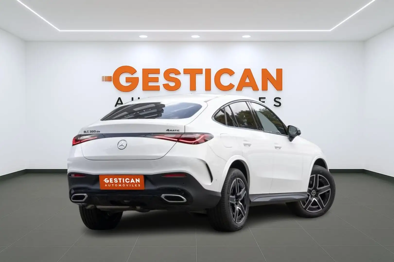 Mercedes-Benz GLC 300 Coupé 300e 4Matic Wit - 2