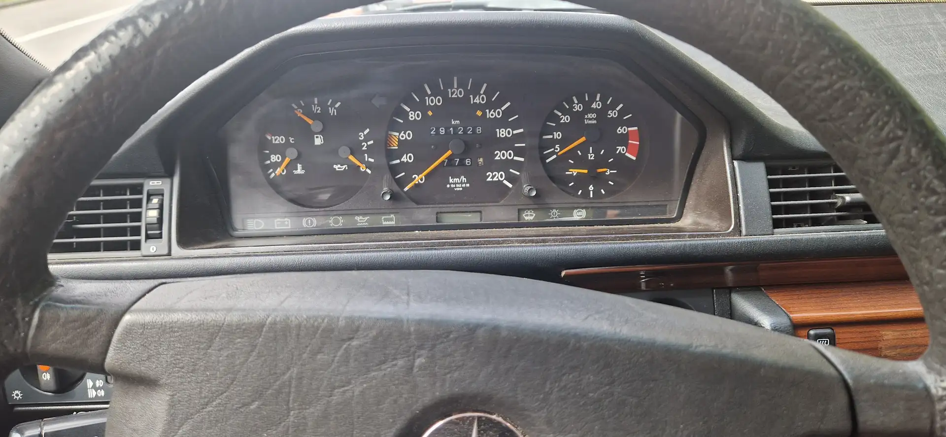 Mercedes-Benz 230 E - 2