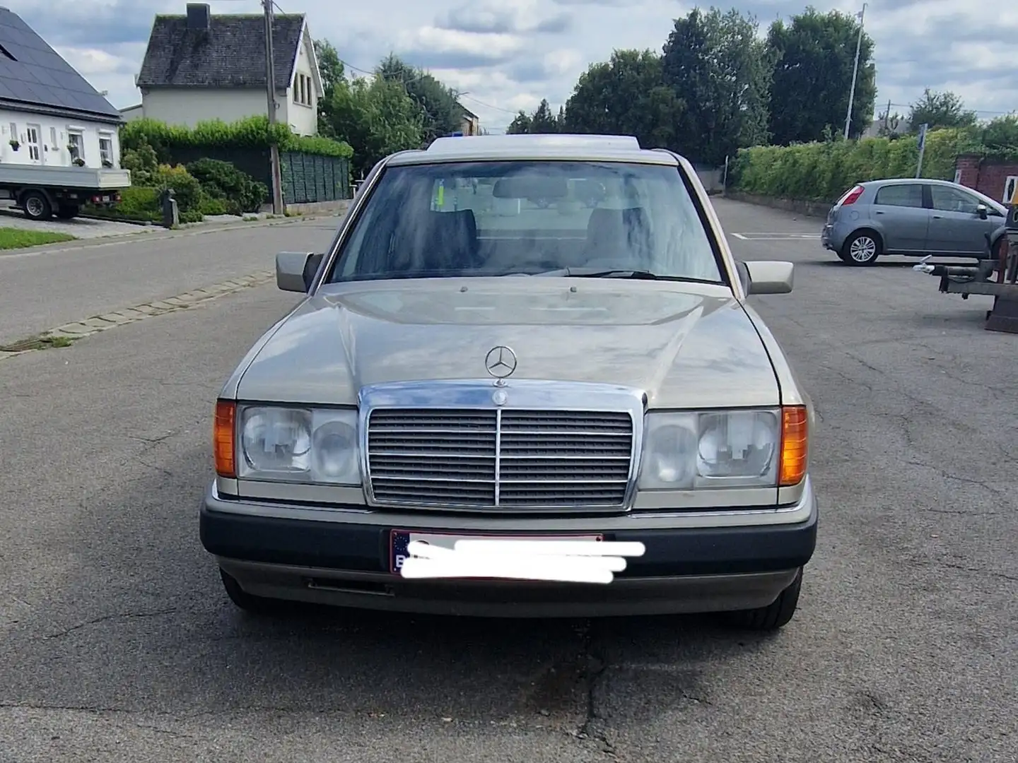 Mercedes-Benz 230 E - 1