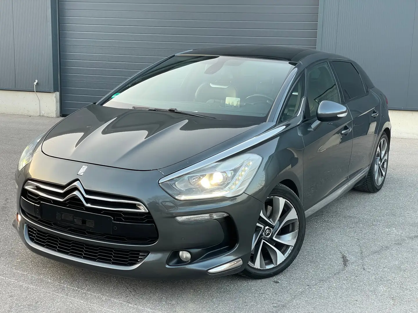 Citroen DS5 SportChic 2.0 HDI 132 kw Euro6,LEDER,NAVI,PANO,LED Grau - 2