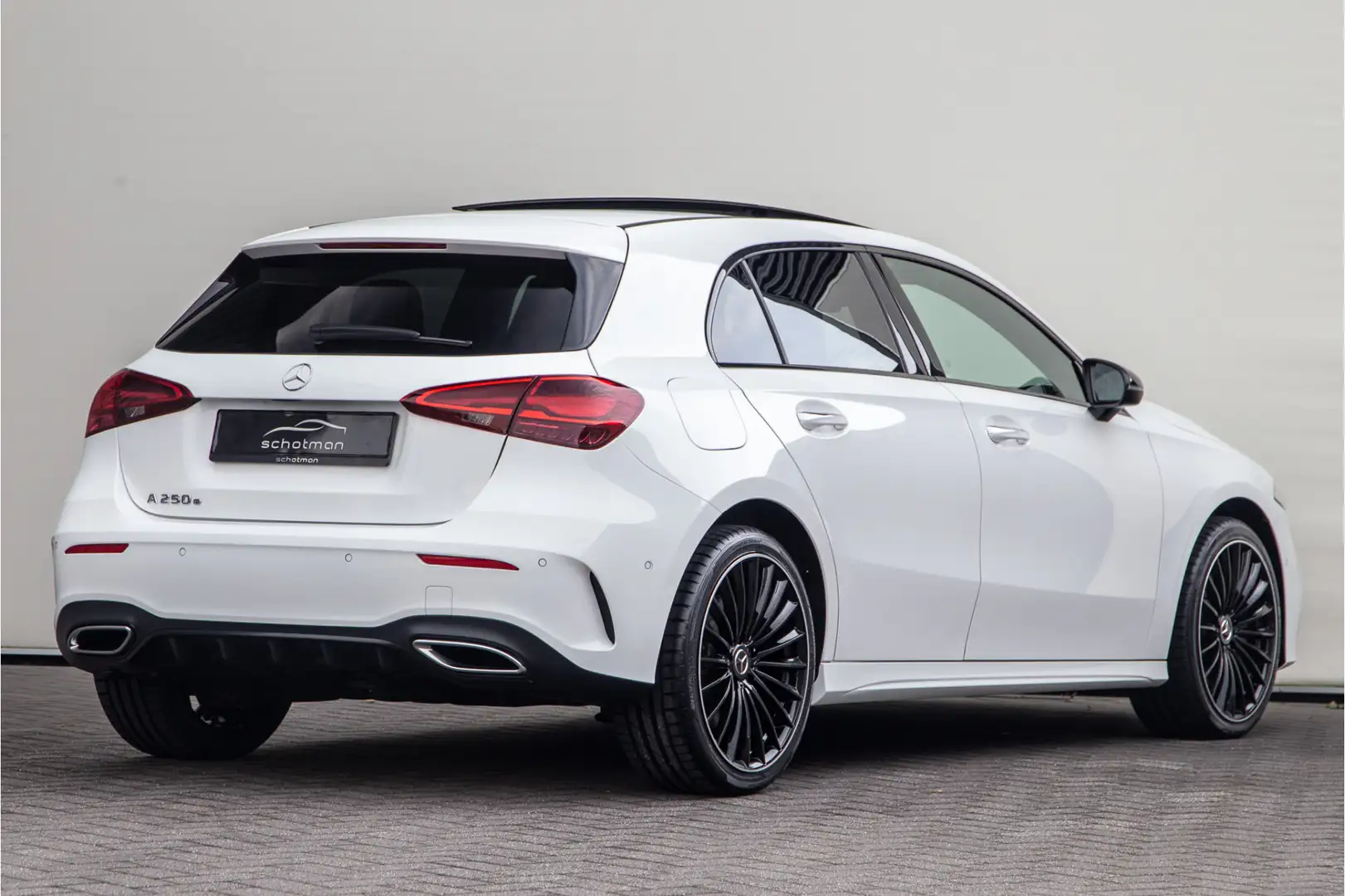 Mercedes-Benz A 250 e AMG Line Facelift, Nightpack, Pano, Widescreen, Wit - 2