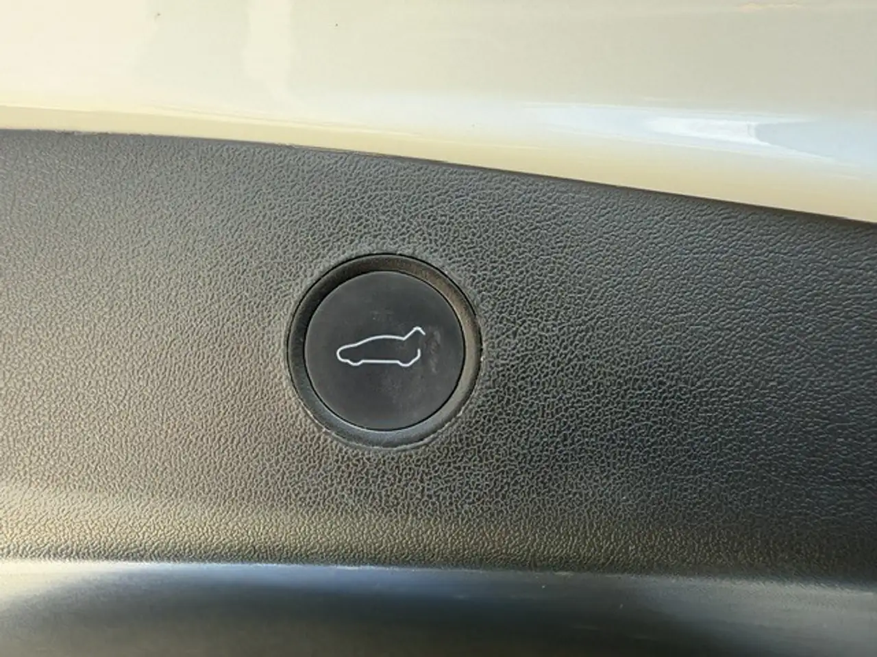 Tesla Model 3 снимка Tesla Model 3