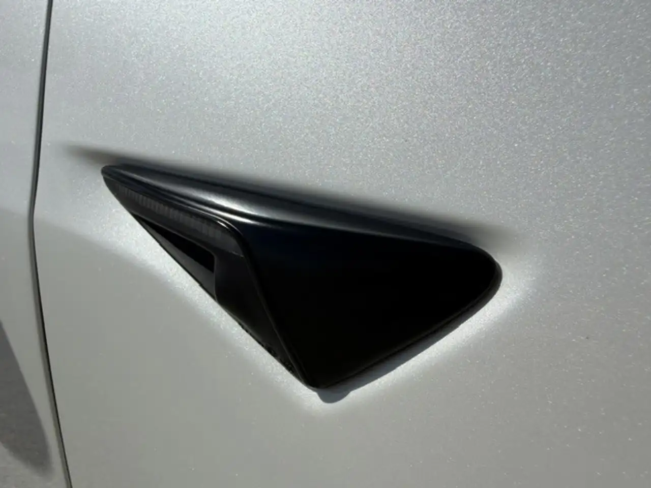 Tesla Model 3 снимка Tesla Model 3