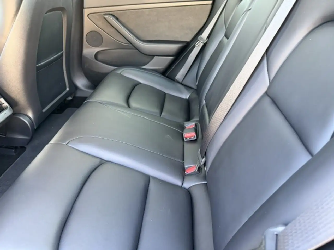 Tesla Model 3 снимка Tesla Model 3