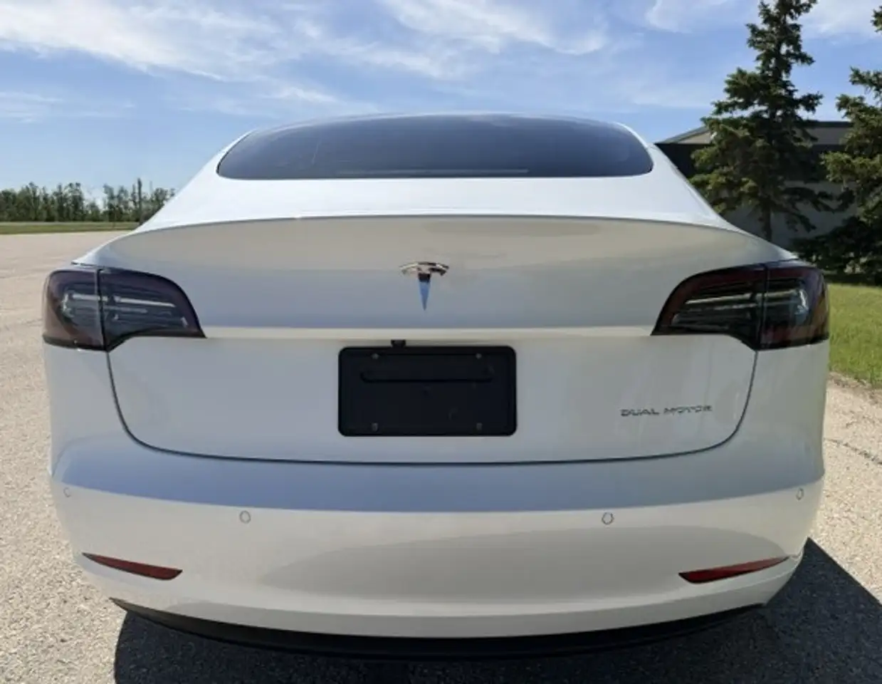 Tesla Model 3 снимка Tesla Model 3