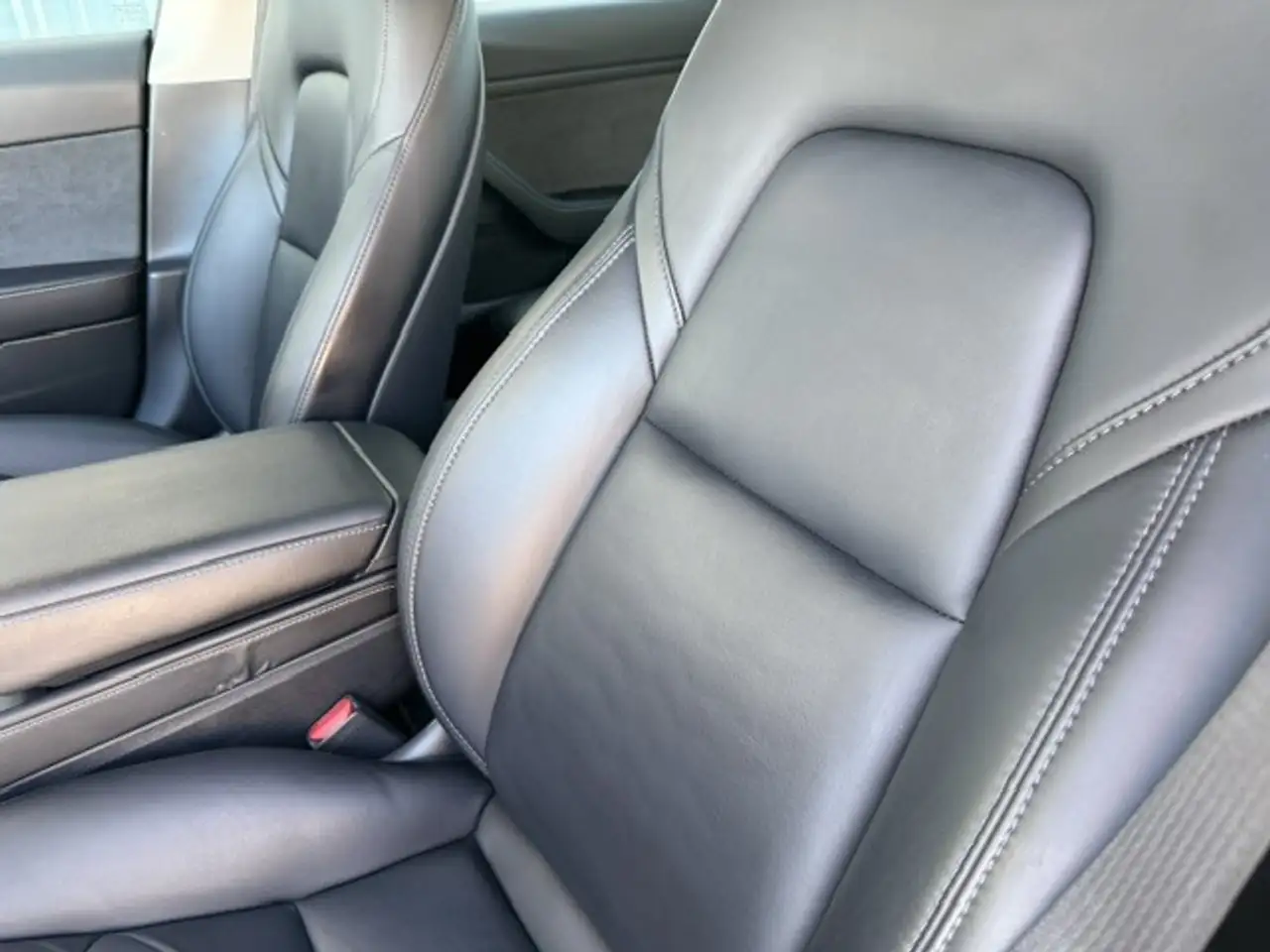 Tesla Model 3 снимка Tesla Model 3