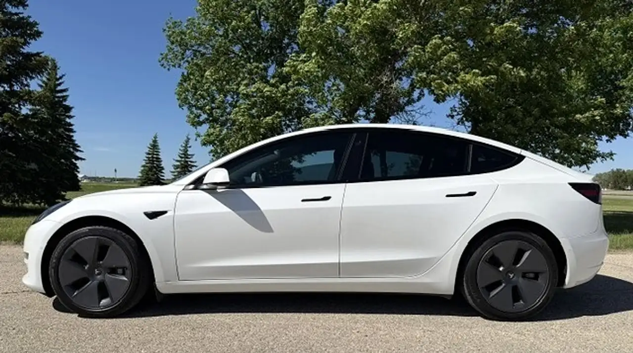 Tesla Model 3 снимка Tesla Model 3