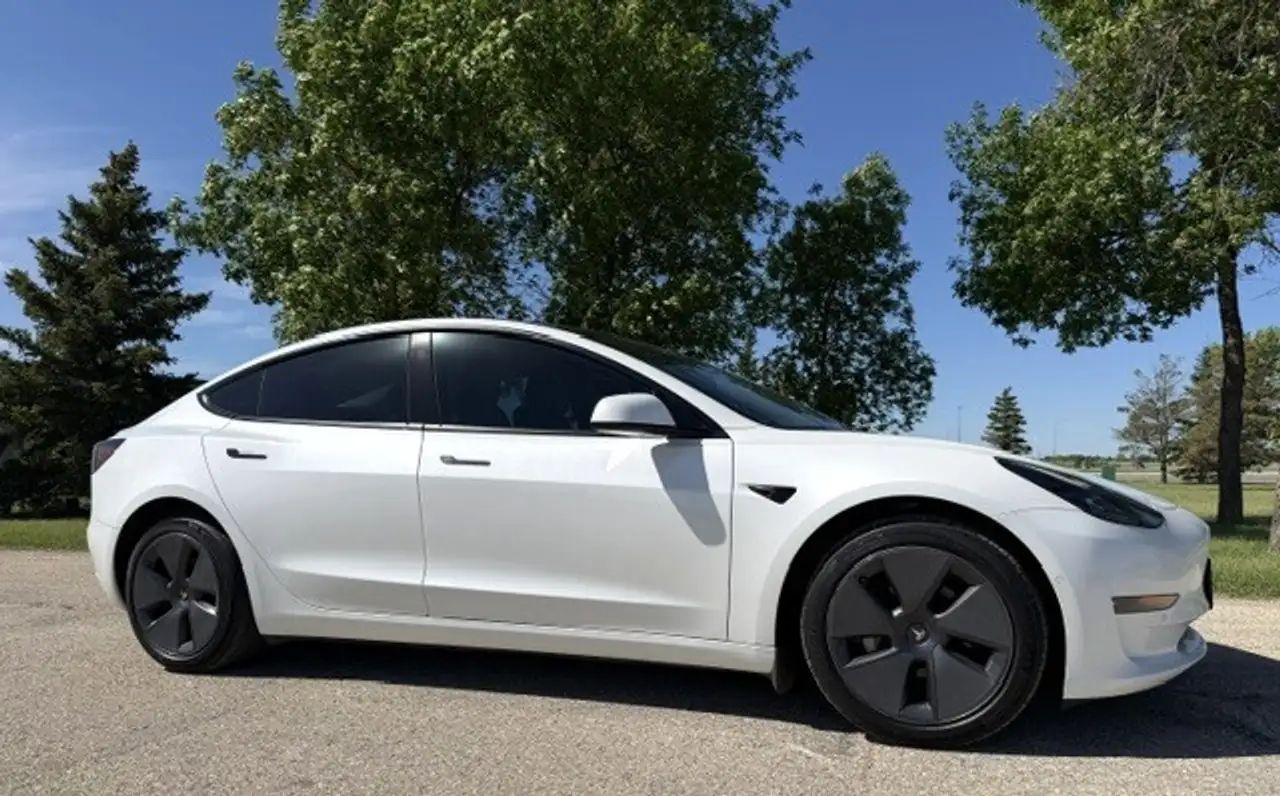 Tesla Model 3 снимка Tesla Model 3