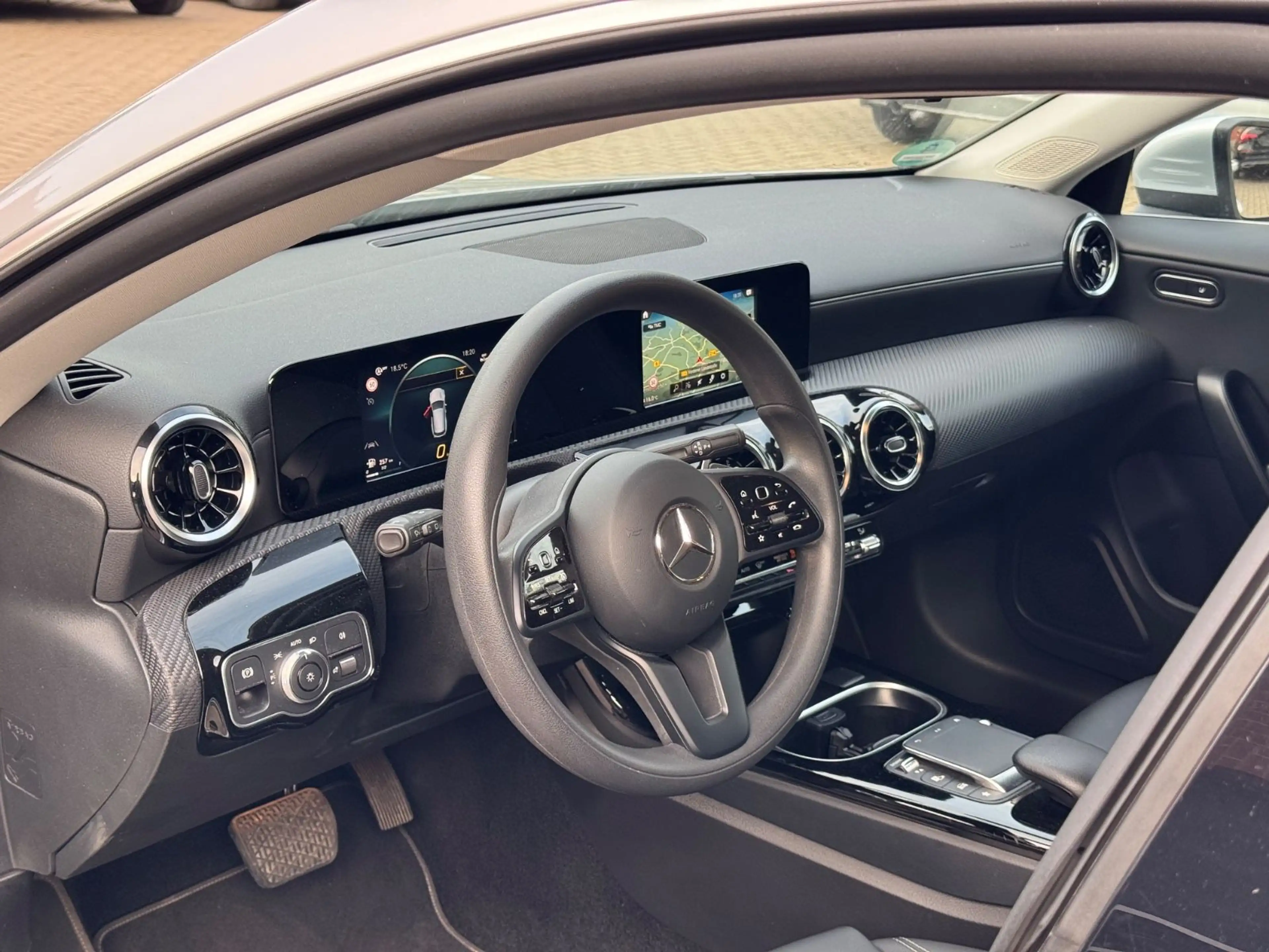 Mercedes-Benz CLA 200 *AUTOMATIK*NAVI*LED* — photo 11