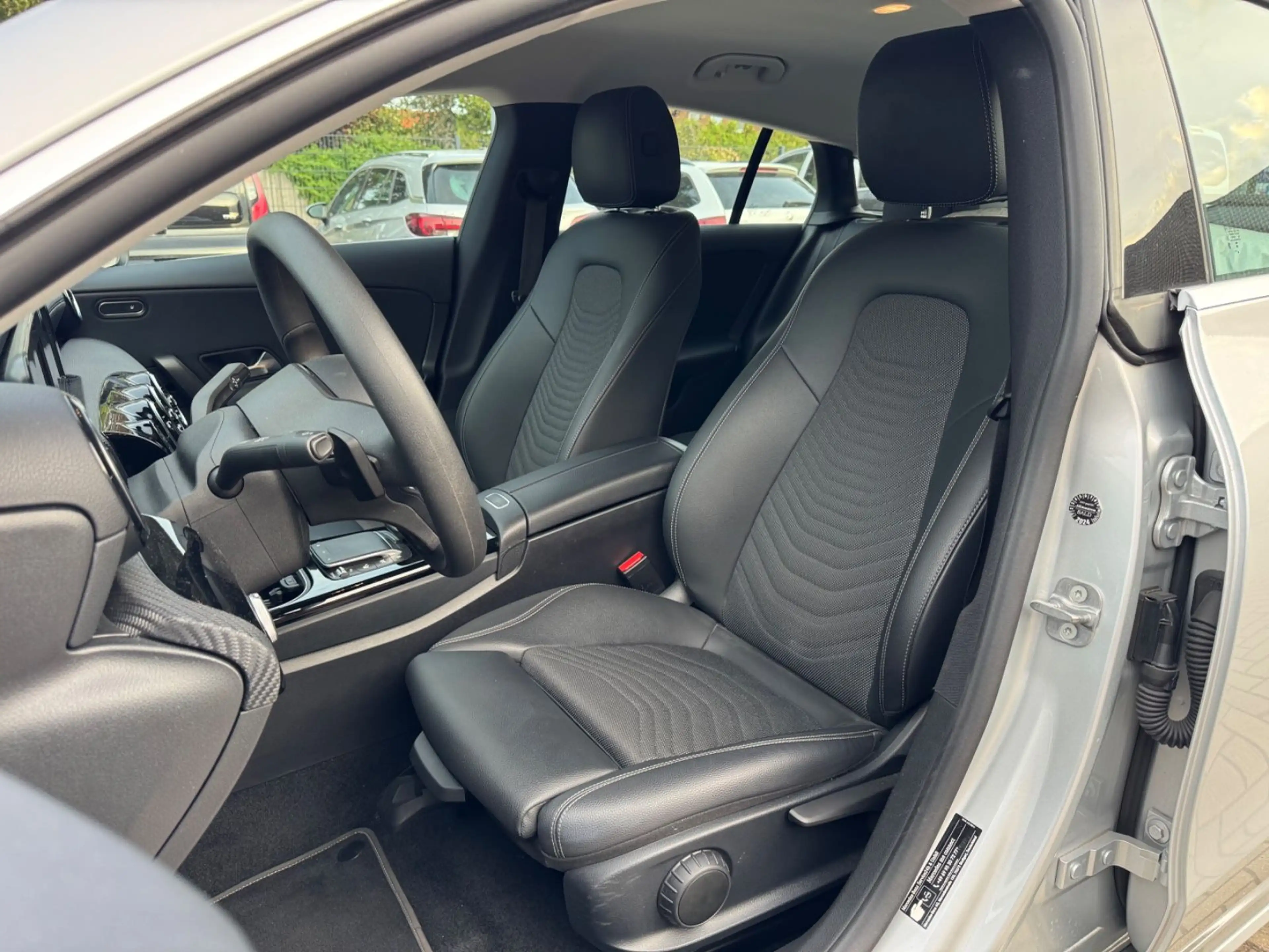 Mercedes-Benz CLA 200 *AUTOMATIK*NAVI*LED* — photo 12
