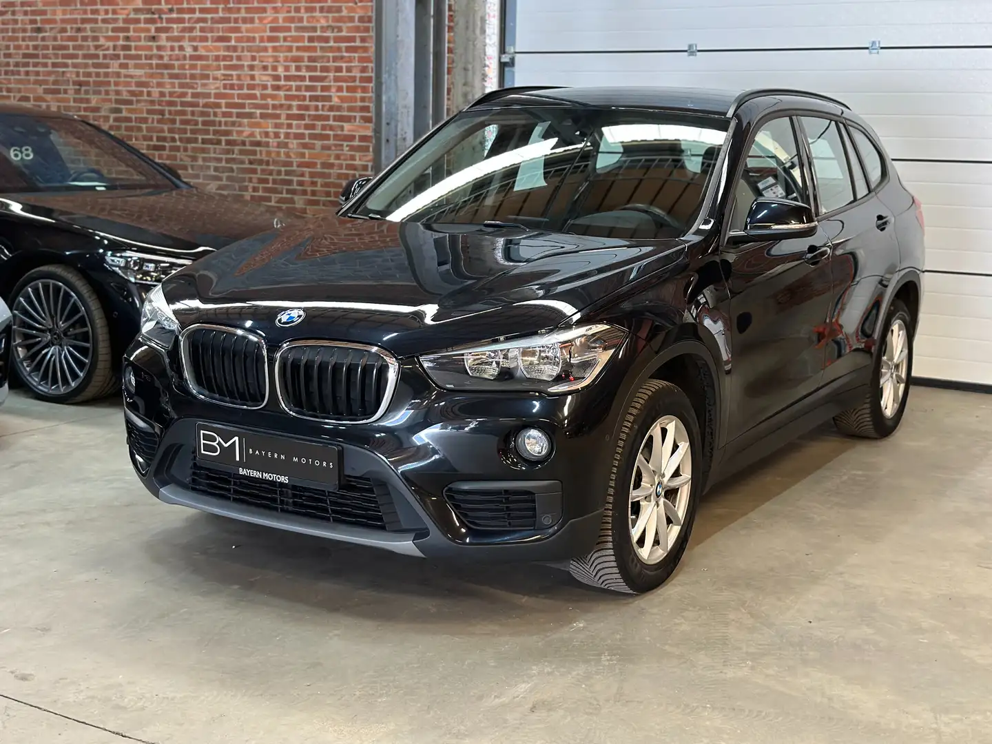 BMW X1 1.5 d sDrive16d Navigatie EURO6 Garantie Zwart - 1