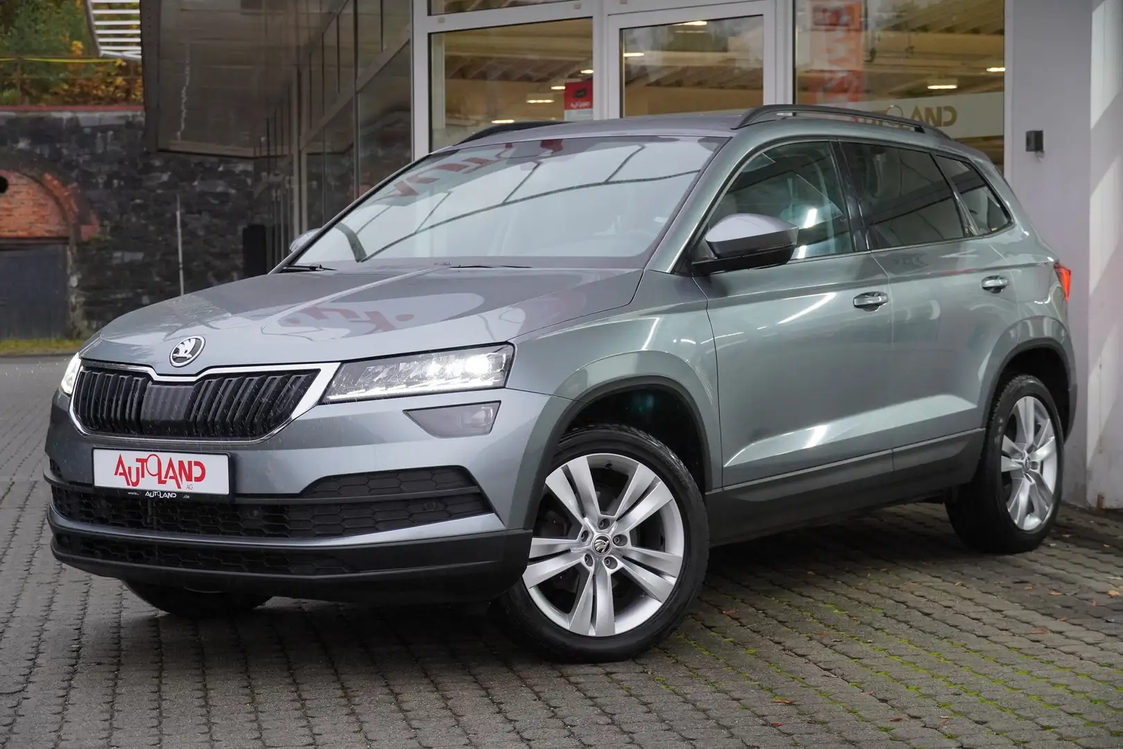 Skoda Karoq 1.5 TSI LED Navi ACC Kamera AHK Totwinkel Grijs - 2