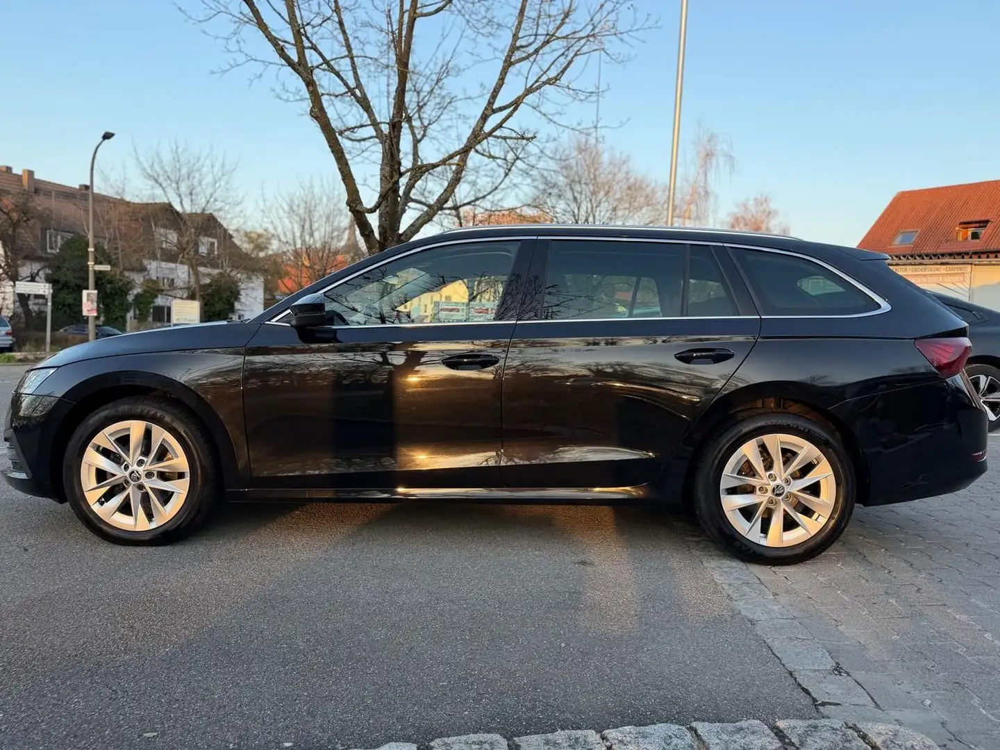 Skoda Octavia Style/CarPlay/DAB+/LED/Navi/Klima Schwarz - 2