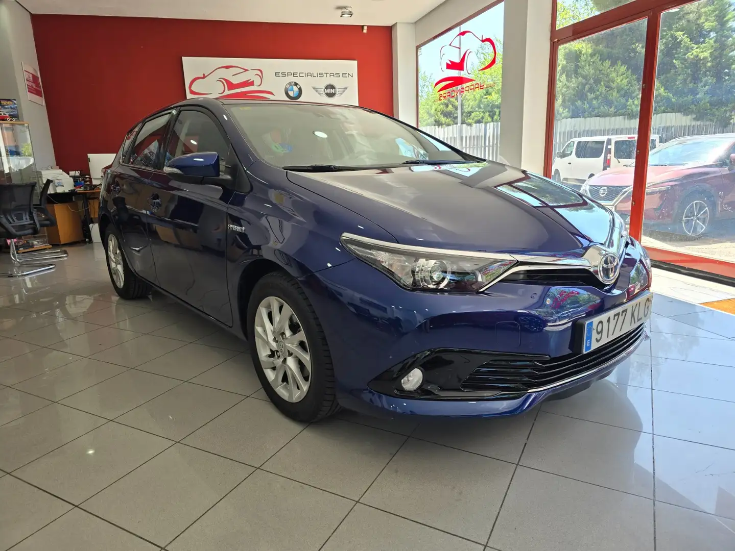 Toyota Auris hybrid 140H Active Azul - 2