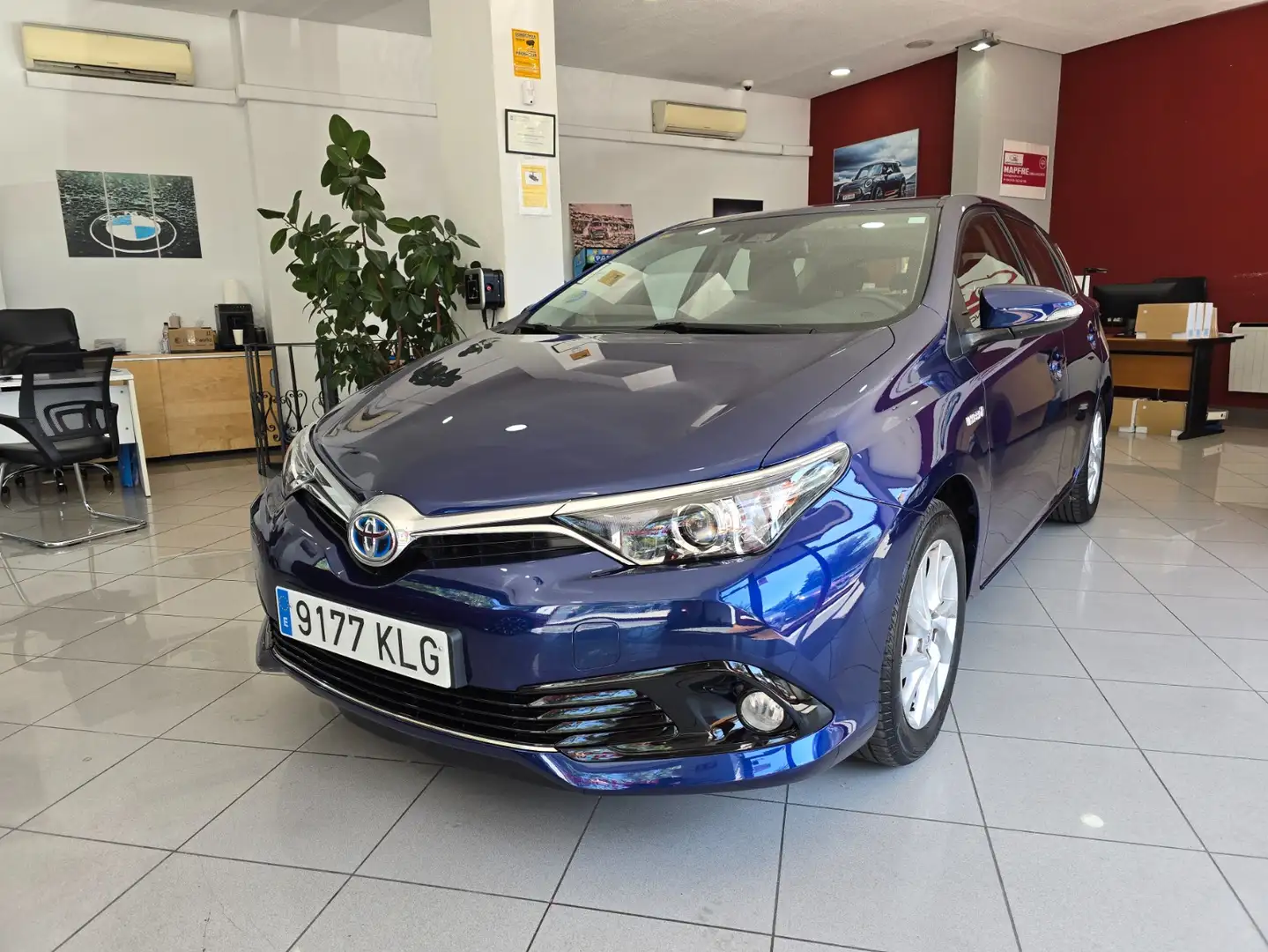 Toyota Auris hybrid 140H Active Azul - 1
