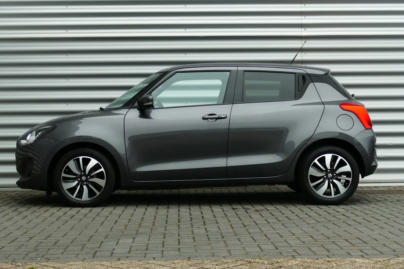 Suzuki Swift 1.2 89PK STIJL SMART HYBRID / NAVI / CLIMA / FULL- Grijs - 2