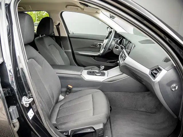 BMW 3 Series view 5