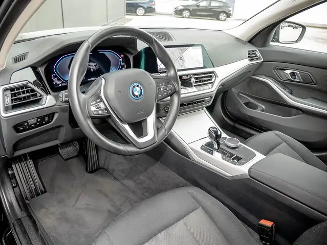 BMW 3 Series view 4