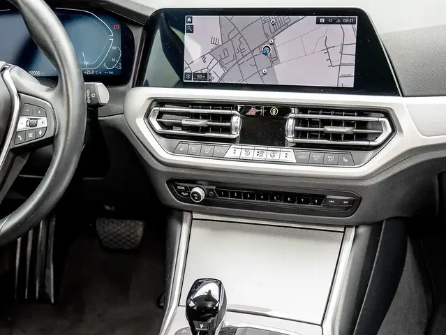BMW 3 Series view 8