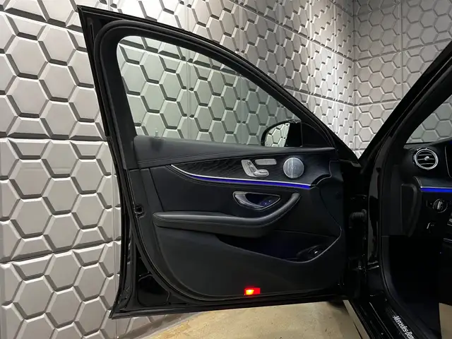 Mercedes-Benz 300 view 11