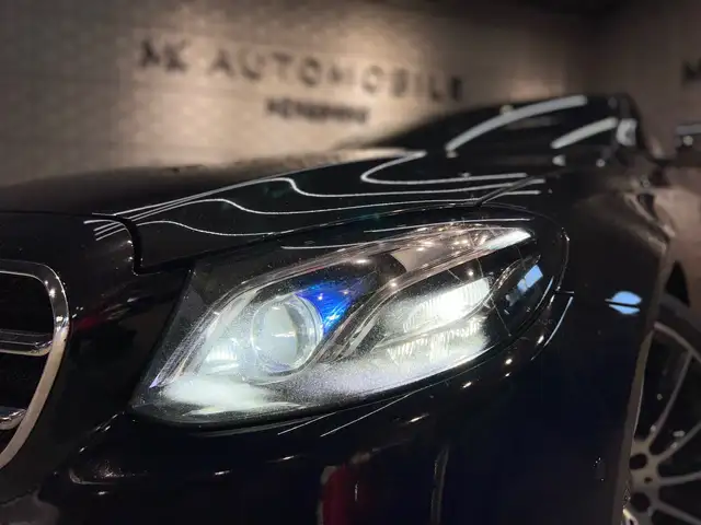 Mercedes-Benz 300 view 2