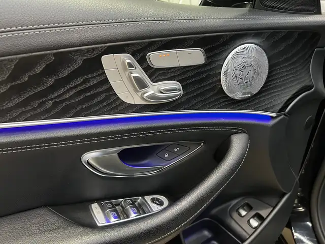 Mercedes-Benz 300 view 12