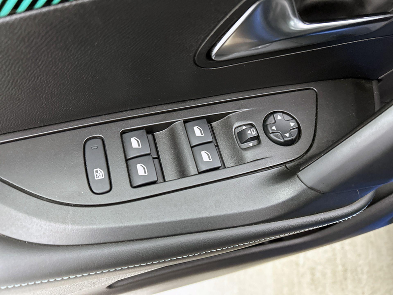 Peugeot e-2008 EV Blue Lease Allure 50 kWh | Navigatie | ACCU 90% — photo 15