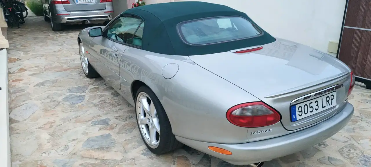 Jaguar XKR Cabriolet met groen interieur., foto 6