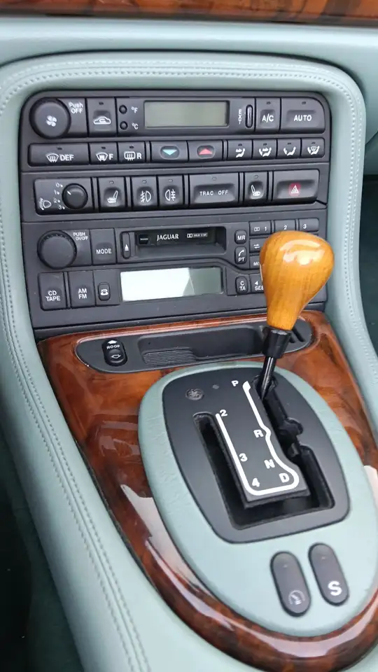 Jaguar XKR Cabriolet met groen interieur., foto 12