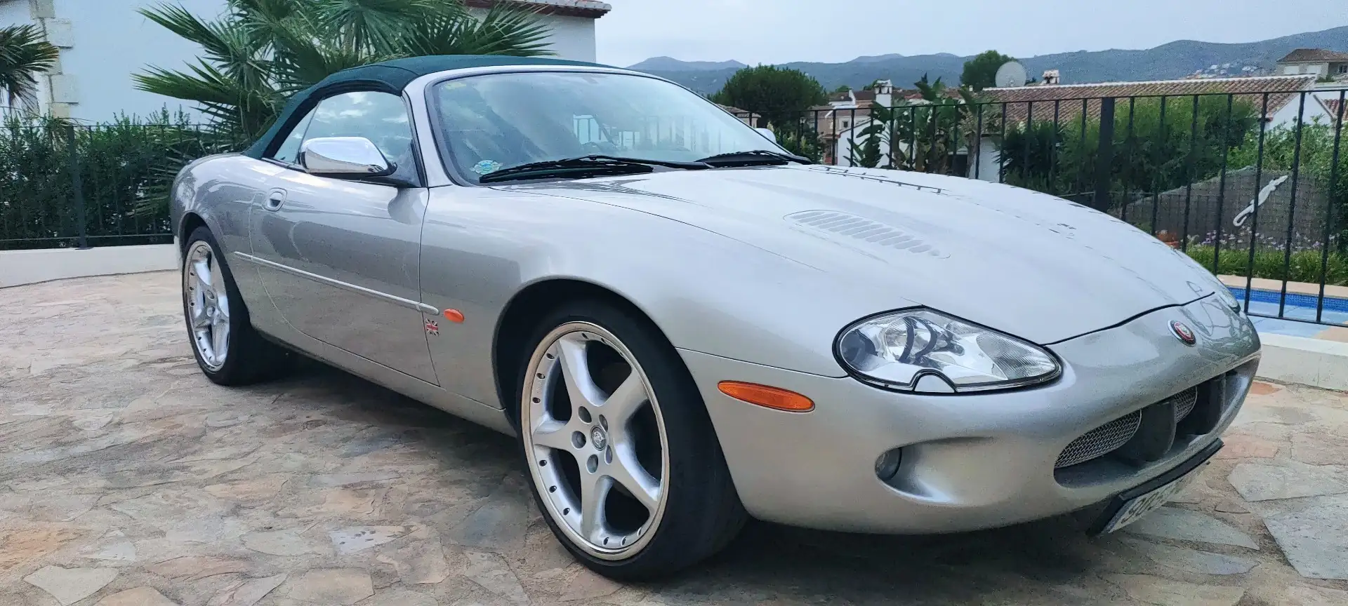 Jaguar XKR Cabriolet met groen interieur. Plateado - 1